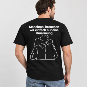 Manchmal brauchen wir einfach nur eine Umarmung – Funny Hug Graphic T-Shirt - immagine 2