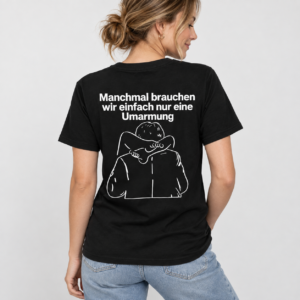 Manchmal brauchen wir einfach nur eine Umarmung – Funny Hug Graphic T-Shirt - immagine 3
